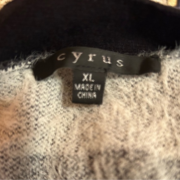 XL V-NECK CARDIGAN, 2-POCKET, 4-BUTTON, BLACK & WHITE PLAUD - Picture 2 of 2